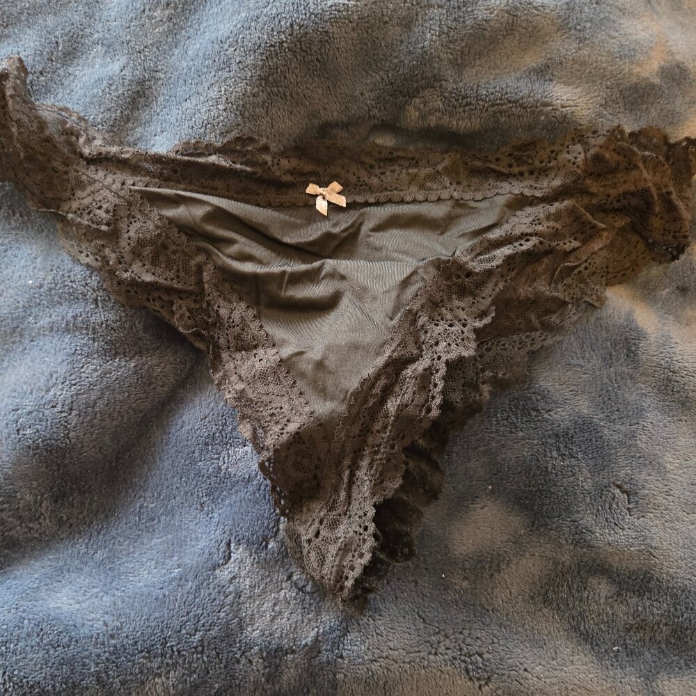 Aerie black lace trim cheeky thong panties size L